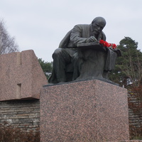 Постамент Ленину в Тарховке.