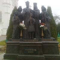 Памятник семье последнего российского императора на Соборной площади Дивеевского монастыря