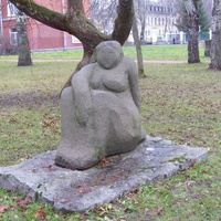 Голиицынский сквер. Скульптура "Муза" Николая Карлыханова