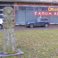 Голиицынский сквер. Скульптура "Ростральная колонна" Николая Карлыханова