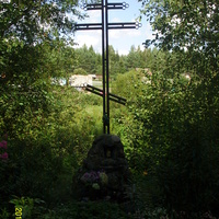 Крест у камня-следовика в Буднике