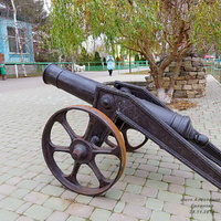 Старинные пушки на ул. Школьной