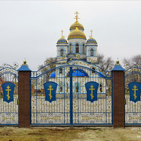 Восточные ворота, вид на храм.