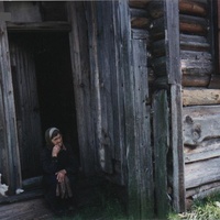 Последняя из коренных жительниц села Илкодино Анисья Батурина у своего дома. 1995г.