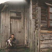 Последний обитатель села Илкодино - Зайцев В.И. у дома Батуриной. 1995г.