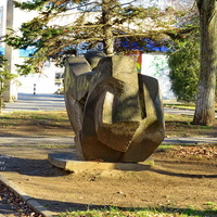 Парковая скульптура у входа в сквер "Дружба"