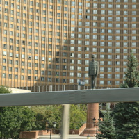 Памятник Шарлю де Голлю у гостиницы Космос