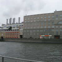 Вид с территории парка "Зарядье" на ГЭС-1 и офис ОЭК (здание бывшего управления Мосэнерго) по Раушской набережной, 8