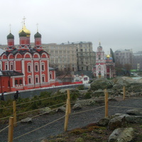 Вид с парка "Зарядье" на Знаменский собор (на ближнем плане) и храм Георгия Победоносца
