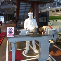 Музей железных дорог России. Скульптура рабочего в ремонтной зоне