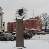 Перед зданием дворца Культуры — памятник Н. К. Крупской