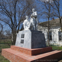 Памятник павшим воинам на братской могиле.