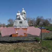 Братская могила неизвестных воинов, погибших в ВОВ.