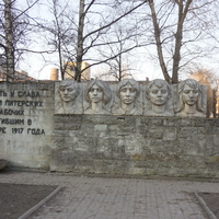 Монумент на улице Пионерской