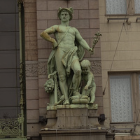 Скульптура на фасаде магазина купцов Елисеевых