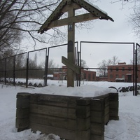 Тярлево. Памятный крест установлен на фундаменте дома св. Серафима Вырицкого