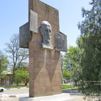 Памятник Топилину и Комарову на ул. Комарова.