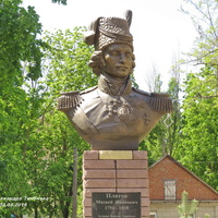 Памятник атаману Платову перед педагогическим колледжем (ул. Калинина)
