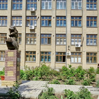 Памятник атаману Платову перед педагогическим колледжем (ул. Калинина)