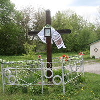 Поклонный крест, автобусная остановка в центре села