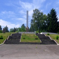 Братська могила воїнів-визволителів і пам'ятний знак полеглим землякам,загальний вигляд.