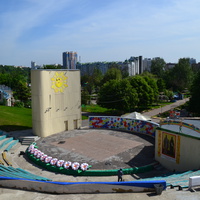 Летняя сцена в Детском городском парке