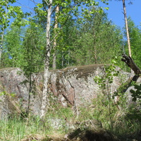 Sokanlinnanmäki ("Соккальская крепостная горка" Sokkala - финское название посёлка Красный Сокол).  Знаменитый холм у деревни Соккала. Пещеры в граните