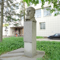 Памятник-бюст советскому государственному деятелю и учёному, уроженцу Красного Села, Николаю Петровичу Горбунову