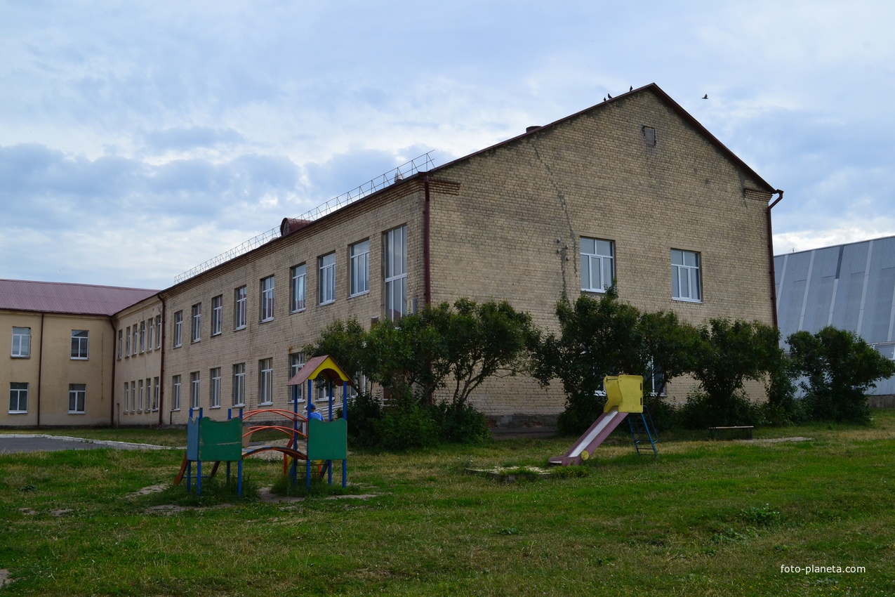 Старая часть здания Троснянской средней школы