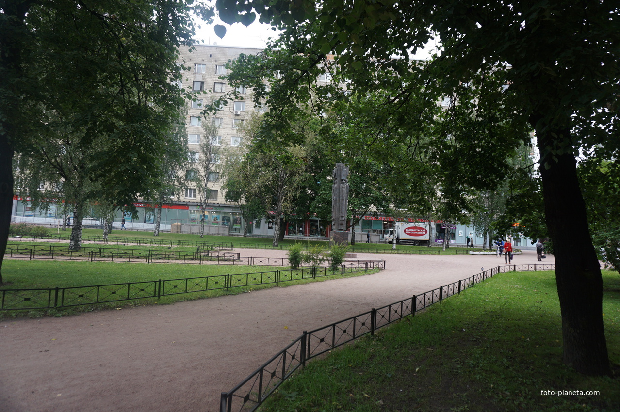 В сквере Блокадников.
