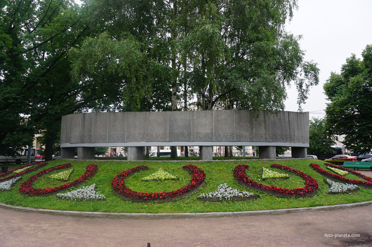 Памятник балтийским ополченцам.
