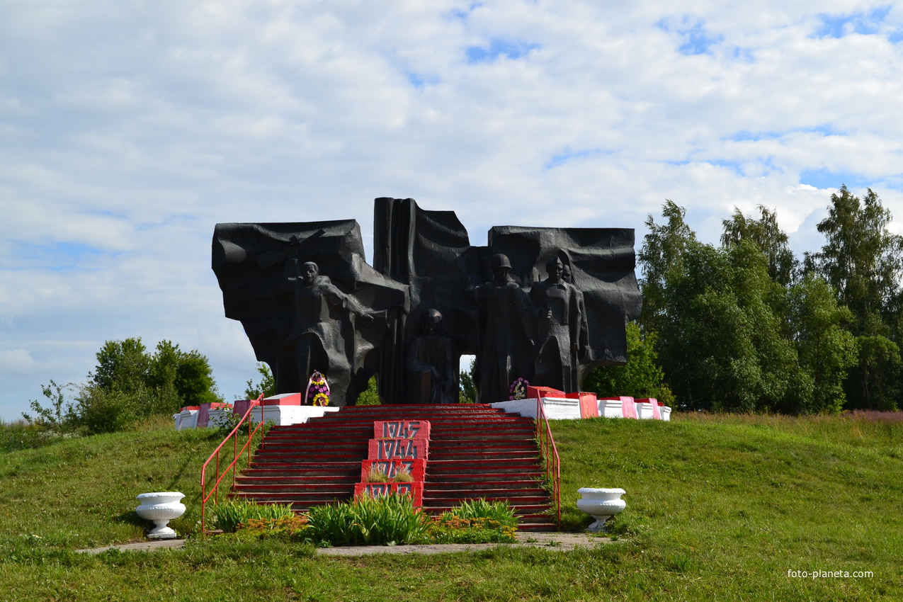 Памятник павшим землякам в селе Вожово ,установленный колхозом &quot;Власть труда&quot;.