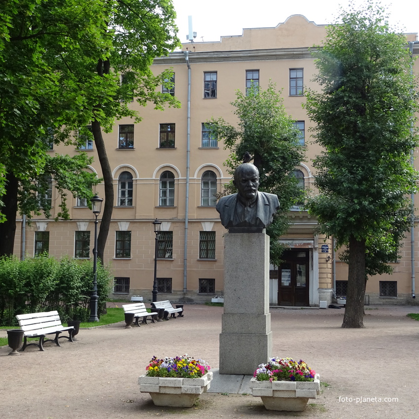 Памятник -бюст В.И. Ленину