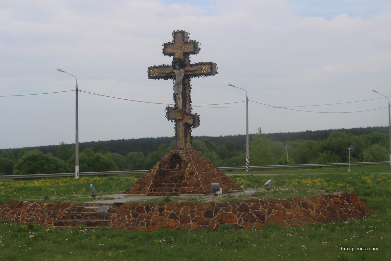 Поклонный крест на въезде в город Козельск