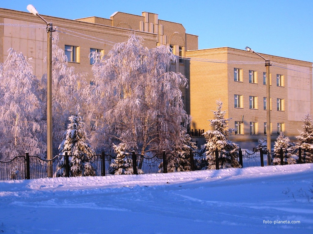 Мокроус. Здание средней  школы №2 - зимний пейзаж.