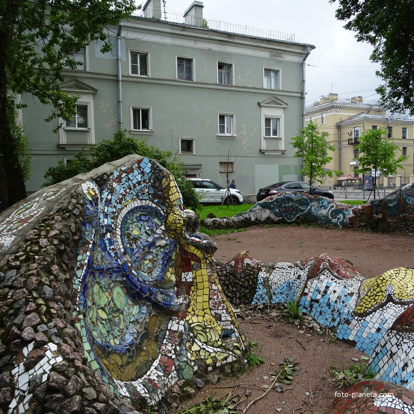 Сквер-дворик с мозаичным осьминогом