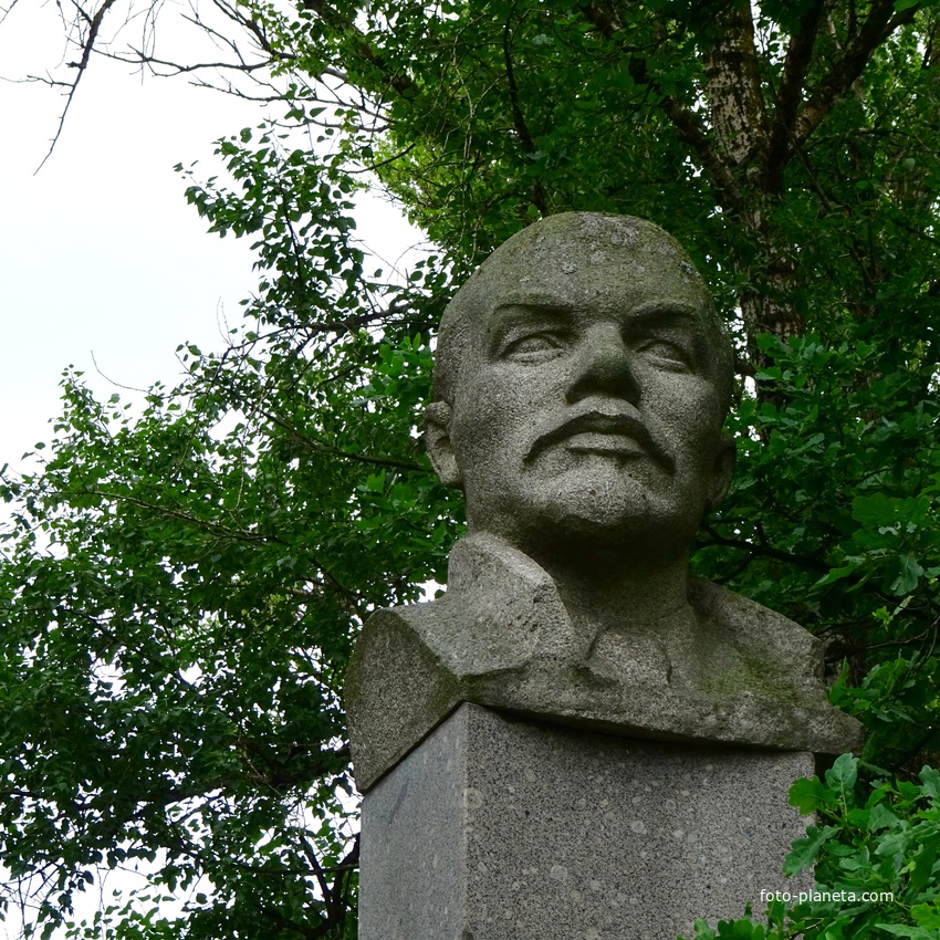 Бюст В.И Ленину