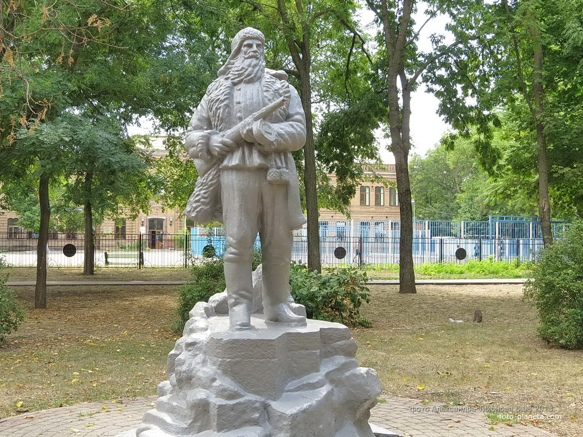 Памятник партизану ВОВ в парке Горького