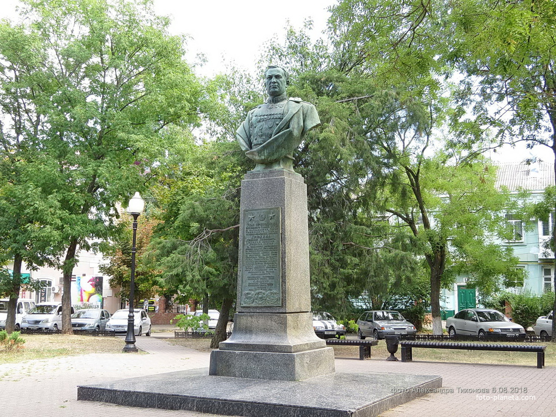 Памятник-бюст Т. Т. Хрюкину