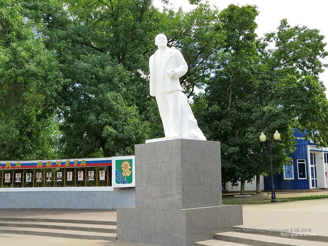 Памятник Ленину у входа в парк Горького