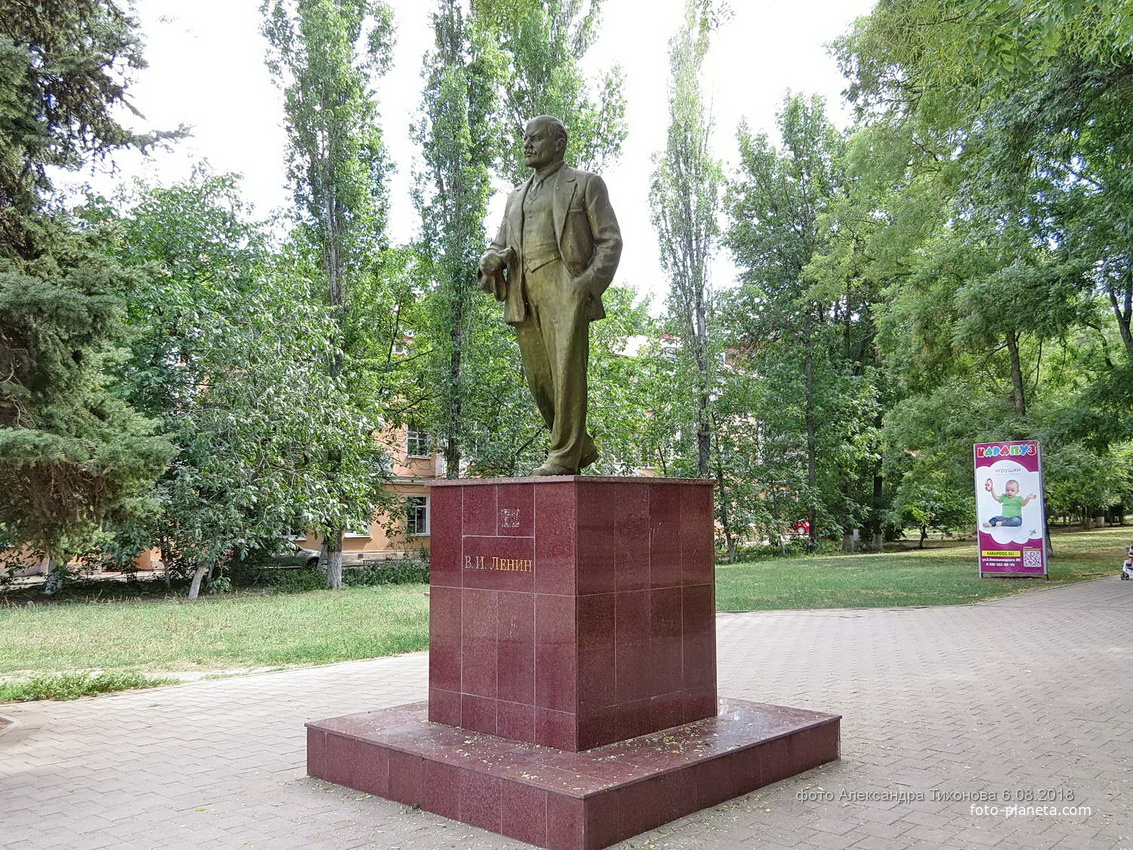 Памятник Ленину на ул. К. Маркса.