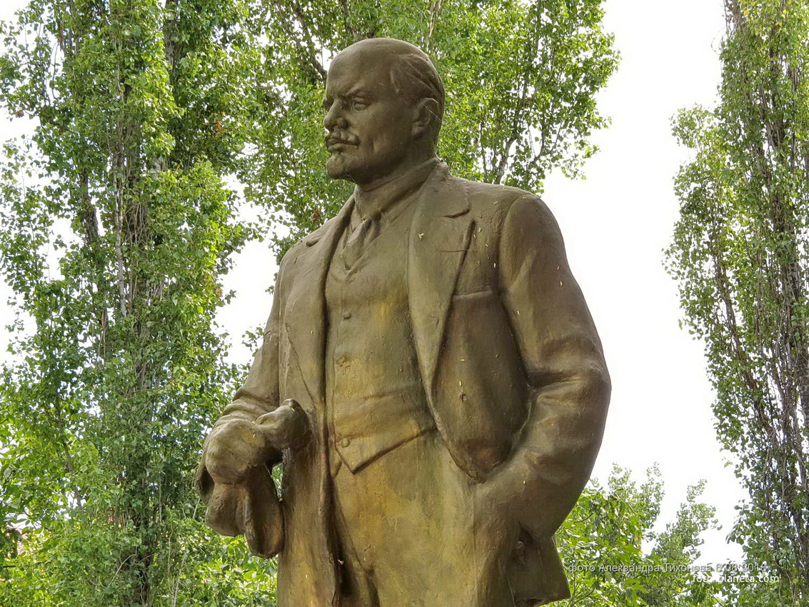 Памятник Ленину на ул. К. Маркса.