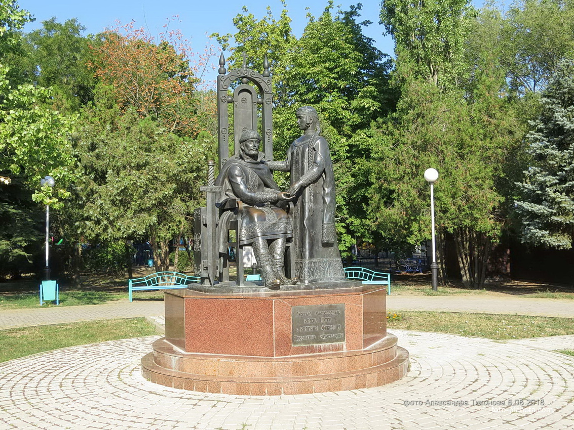 Памятник Петру и Февронье Муромским