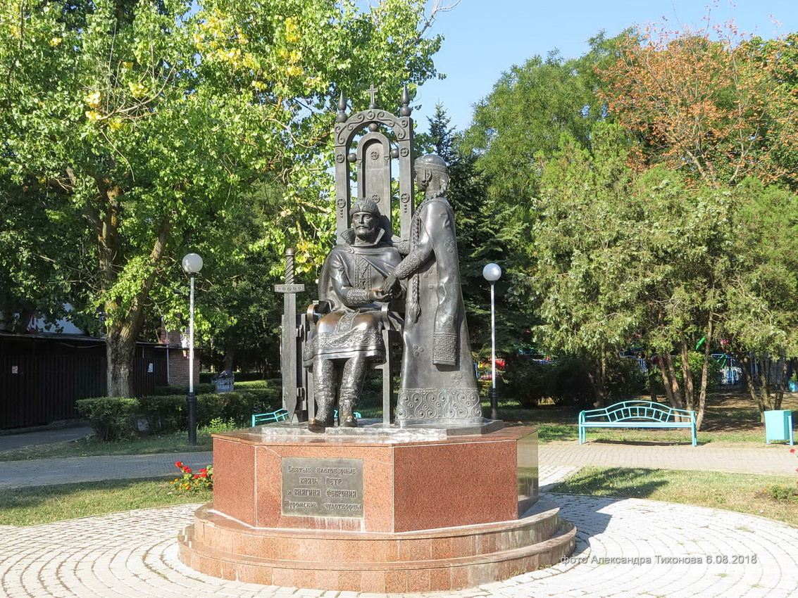 Памятник Петру и Февронье Муромским