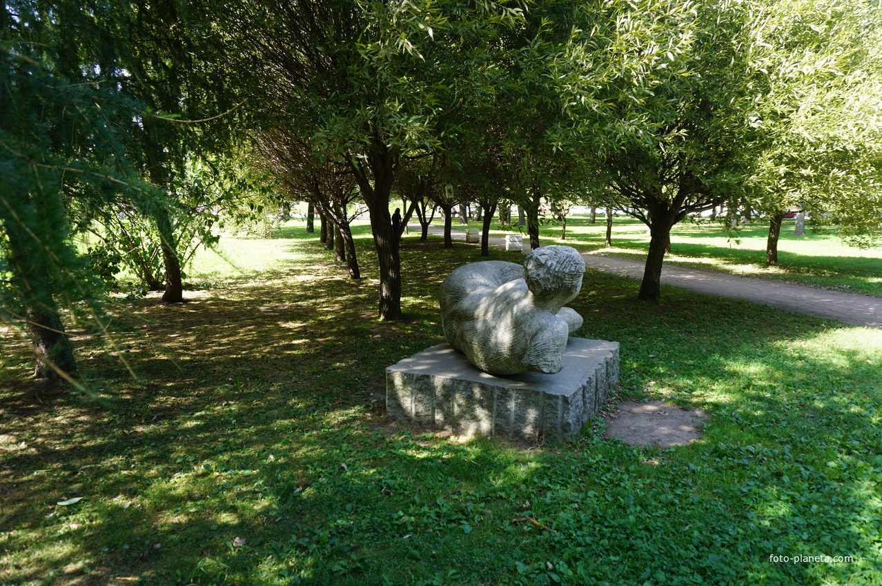 Скульптура в Малоохтинском парке.
