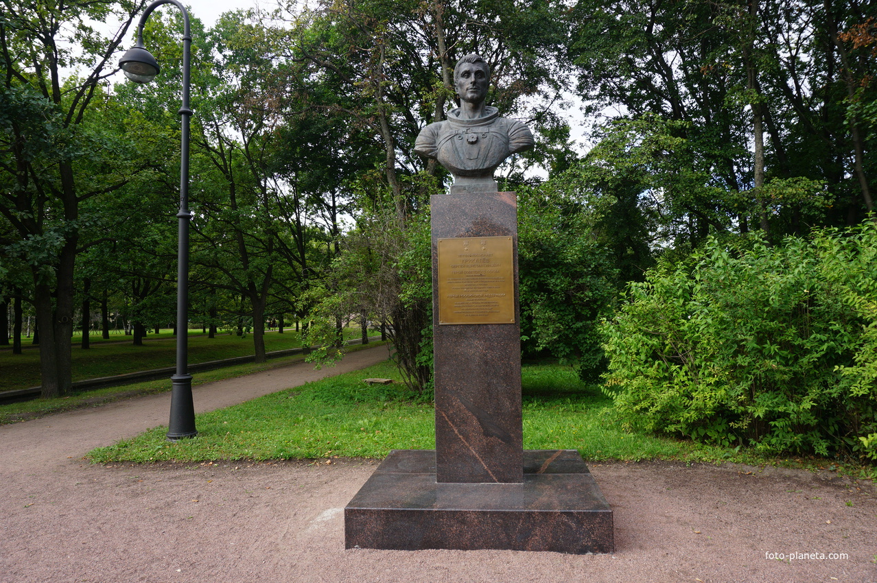 На аллее Героев.