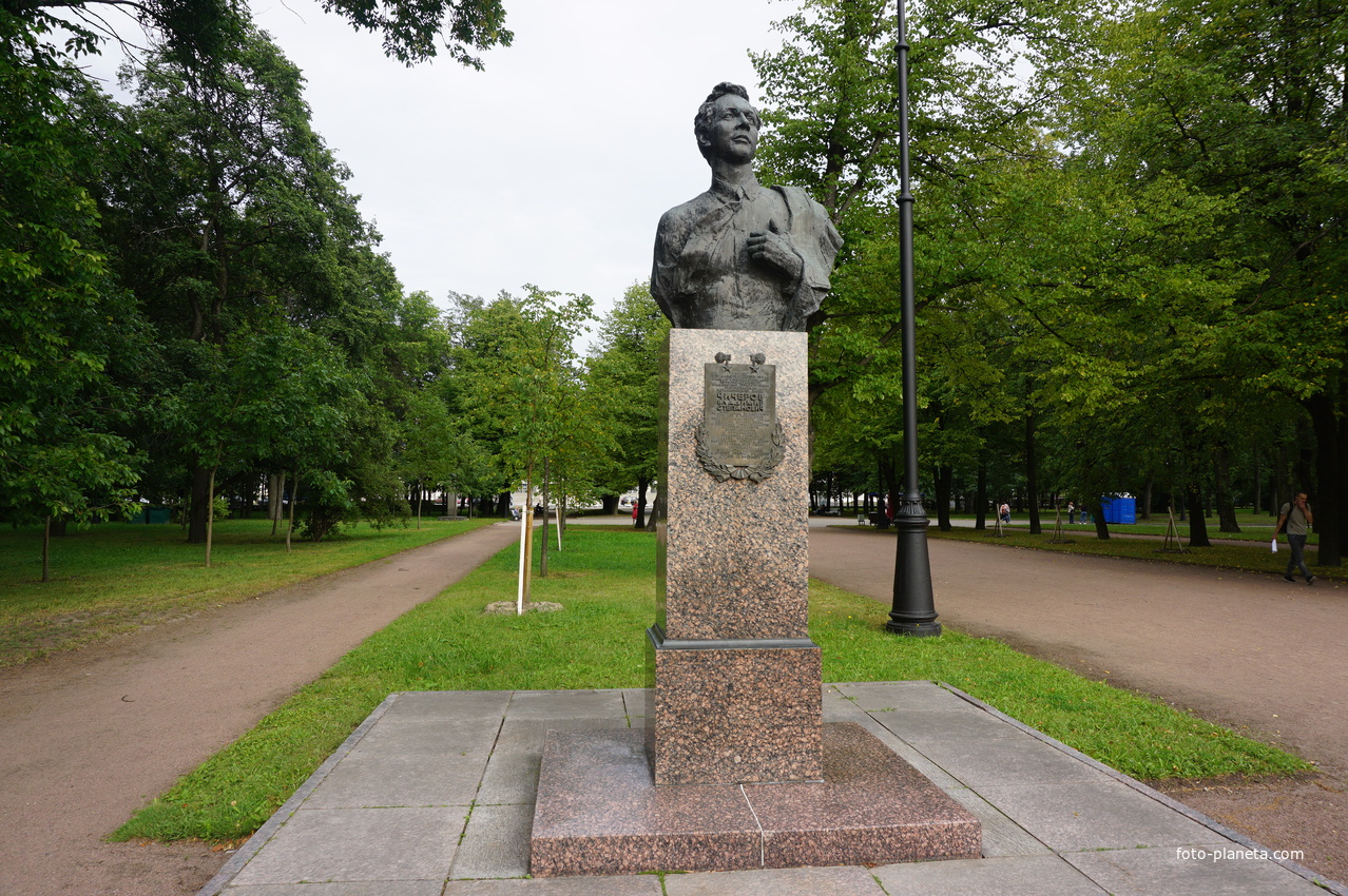 На аллее Героев.