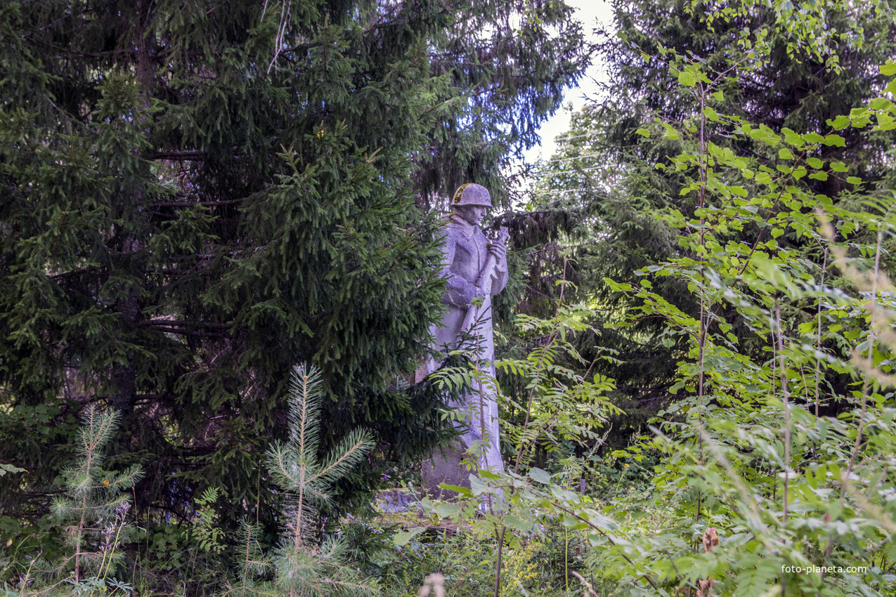 Памятник погибшим в Великой Отечественной войне 1941-1945 гг. жителям с. Сырчаны