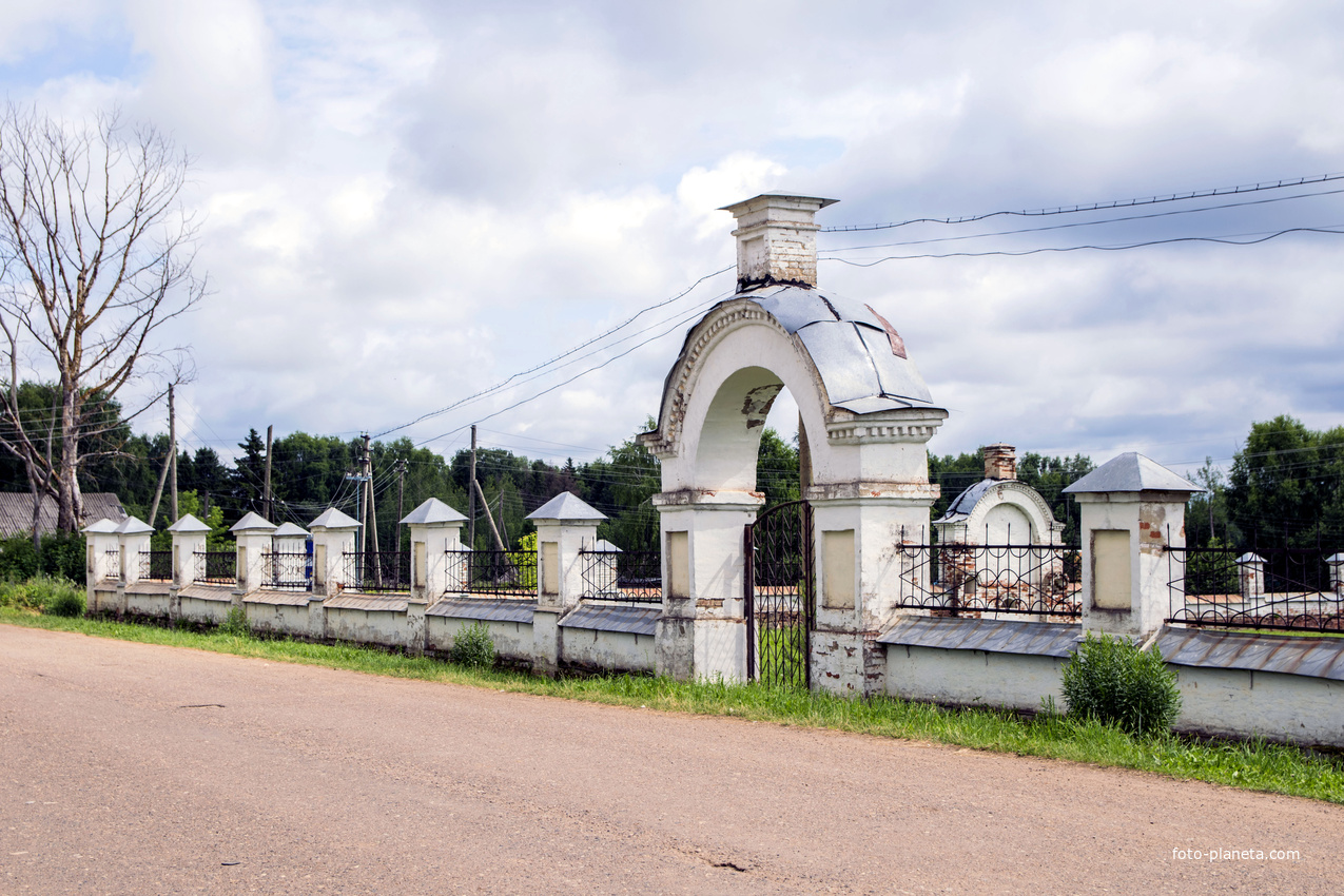 ворота Вознесенской церкви в Каринке