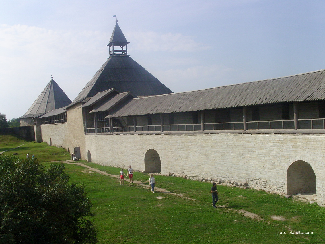 Климентовская и Воротная (на переднем плане) башни Староладожской крепости